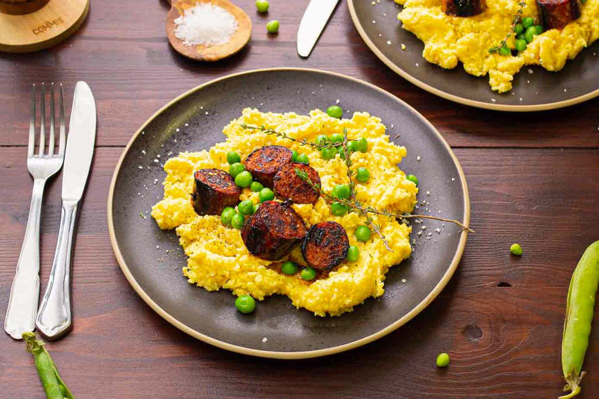 Chorizo Rôti & Polenta aux Petits-Pois