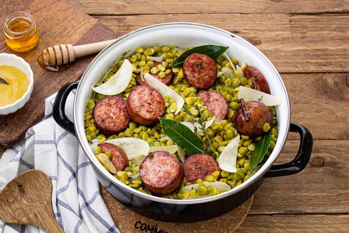 Saucisse Fumée & Pois Cassés en Cocotte