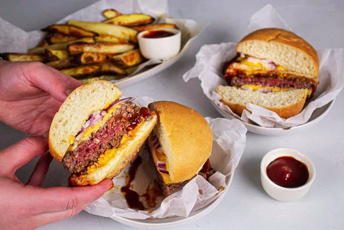 Burger de Bœuf au Cheddar, Frites & Sauce BBQ