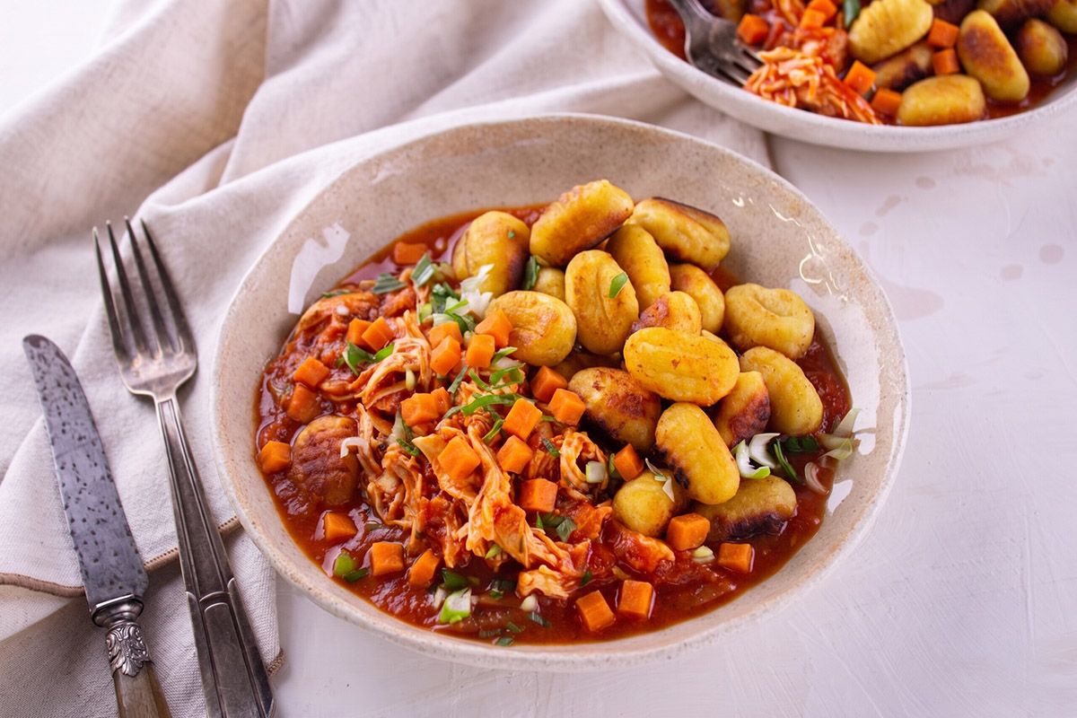 Poulet Effiloché & Gnocchi Dorés à la Sauce Tomate Fumée