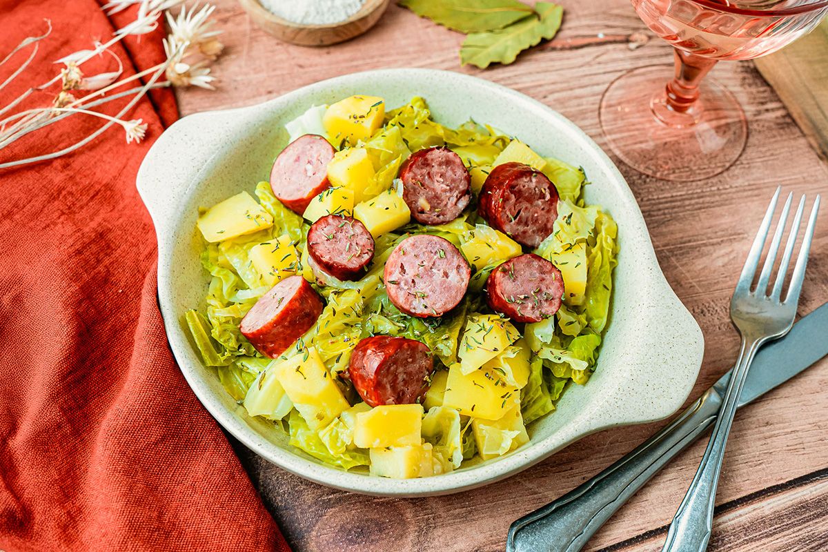 Saucisses Fumées en Cocotte de Chou & Pommes de Terre