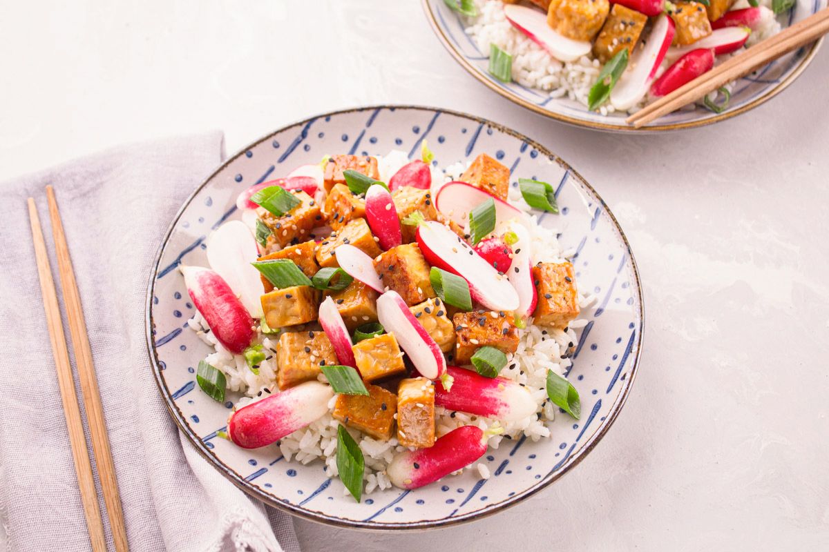 Tempeh Crispy aux Radis Sauce Soja & Gingembre