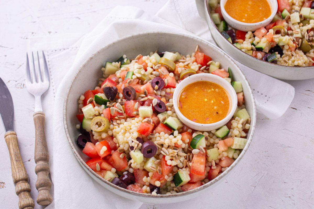 Salade Grecque de Couscous Perlé aux Olives