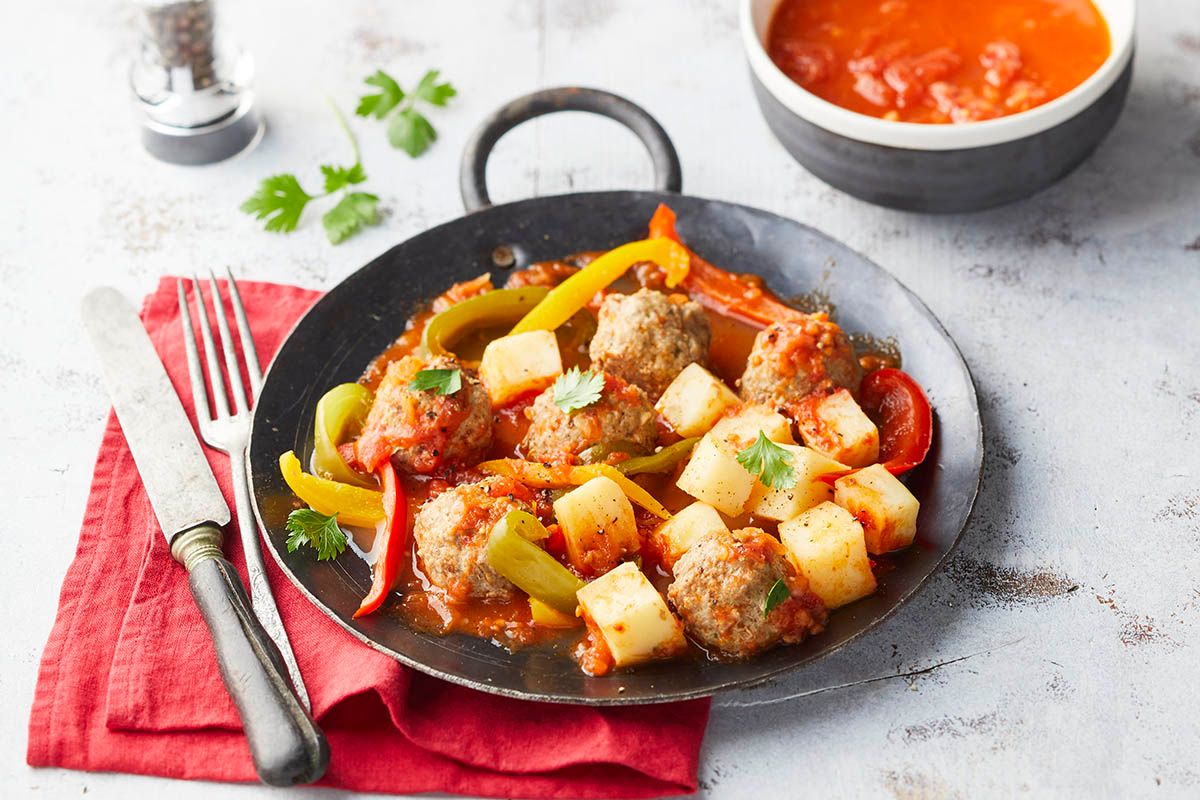 Boulettes de Viande, Pommes de Terre et Poivrons à la Sauce Tomate