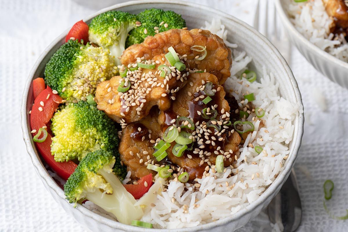Tempeh Teriyaki et Légumes avec du Riz