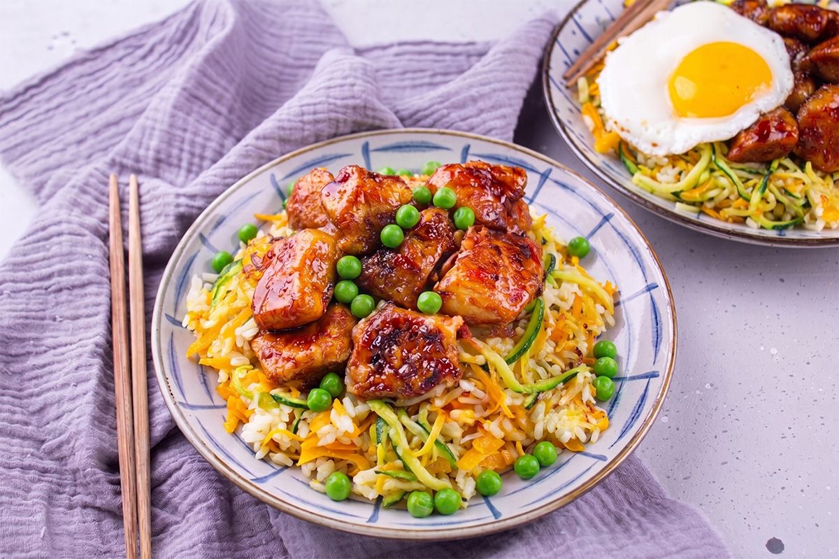 Karaage de Poulet aux Courgettes Petits Pois et Riz Frits