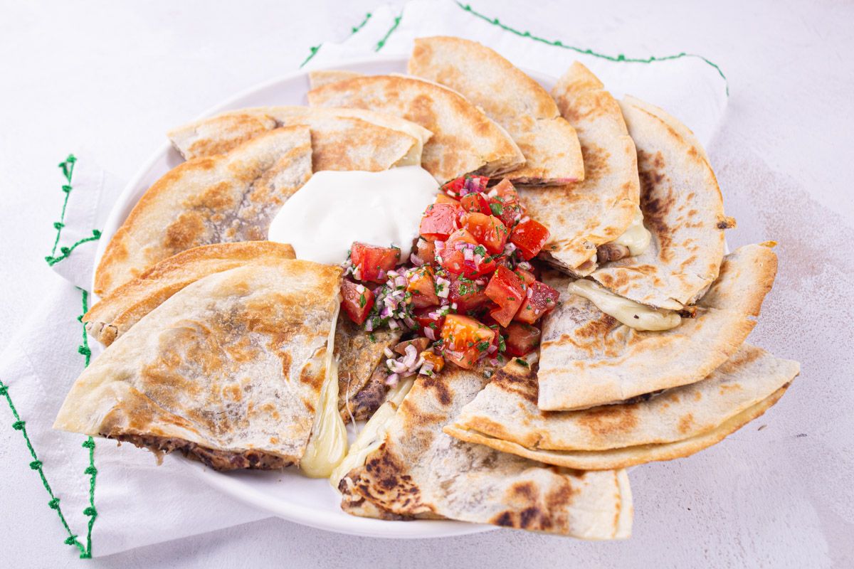 Quesadillas Cheesy aux Haricots et Salsa Mexicaine