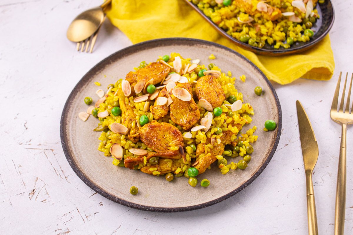 Émincé de Poulet aux Petits Pois & Riz au Curcuma