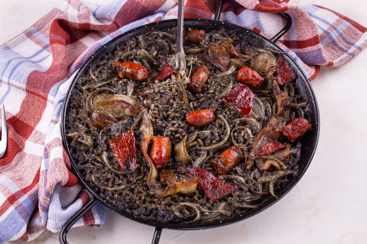 Paella à l’Encre de Seiche, Poitrine de Cochon &amp; Txistora - Recette