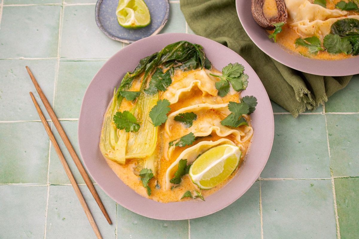 Soupe de Gyoza au Poulet Coco-Curry & Chou Pak Choï