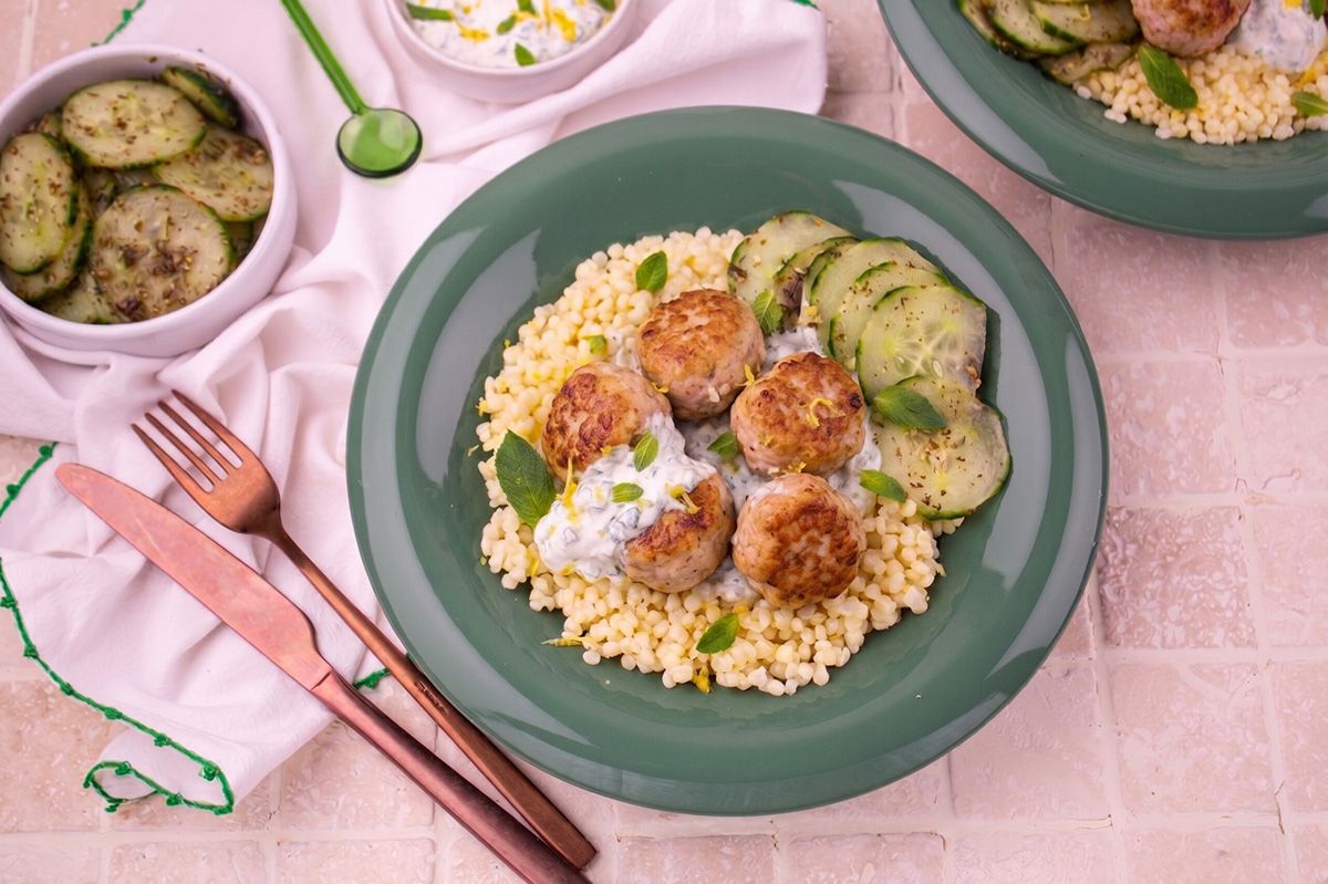 Boulettes de Volaille au Zaatar, Couscous Perlé & Sauce Yaourt