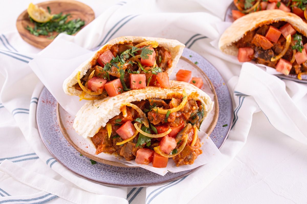 Pitas Garnies à la Matbuha d'Aubergines